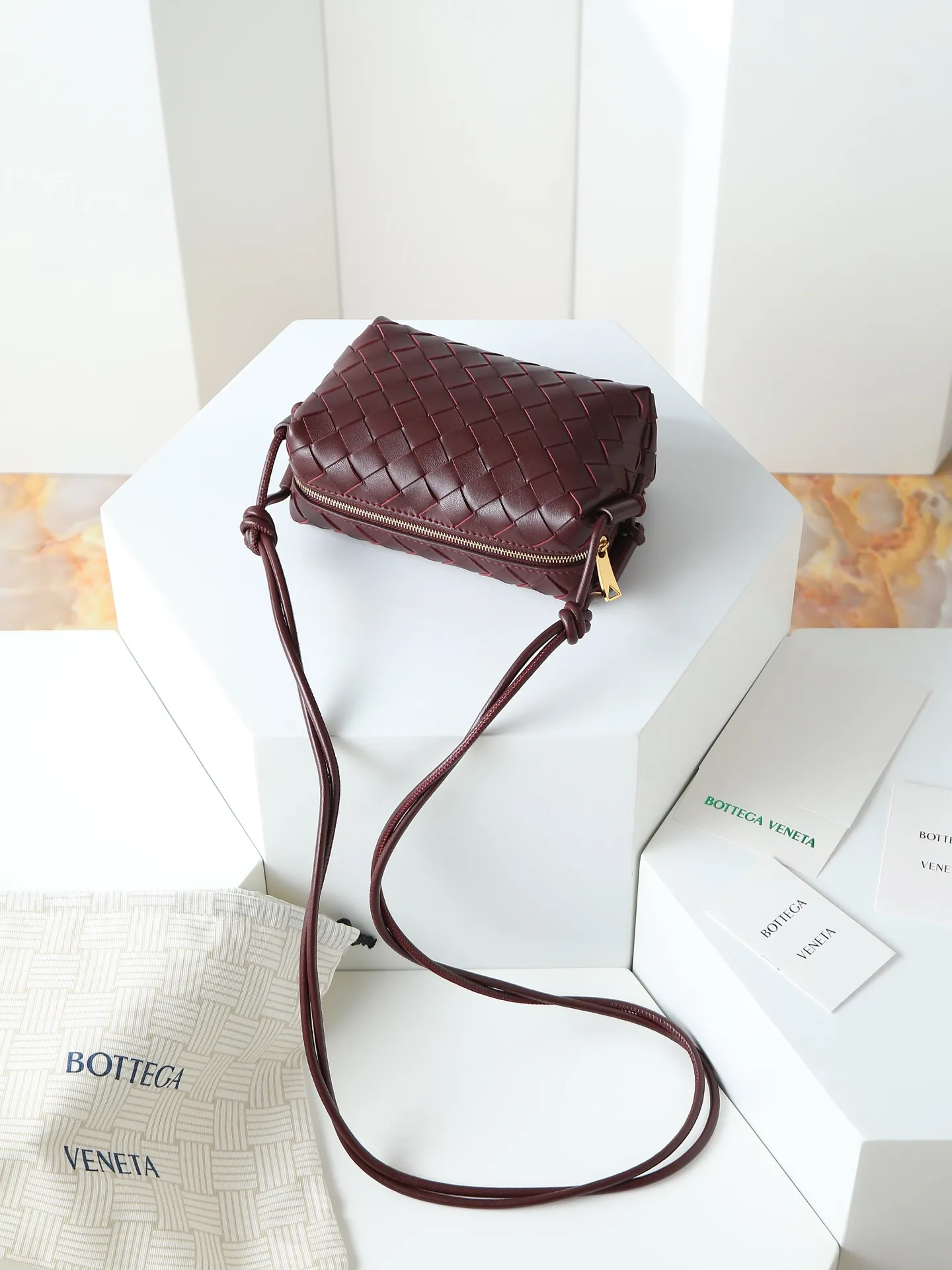 Batch 1300. 𝗕𝗼𝘁𝘁𝗲𝗴𝗮 𝗩𝗲𝗻𝗲𝘁𝗮———— The latest version of the loop camera bag💥 at the BV King of Cost-Effectiveness counter, large woven texture➕As always, ultra-high-quality lambskin, with zippers and adjustable drawstrings, it is especially suitable for the belly💫It can fit anything, and it is very light in weight. It is suitable for girls of all ages. Size: 17*10*6 Style number: 680254